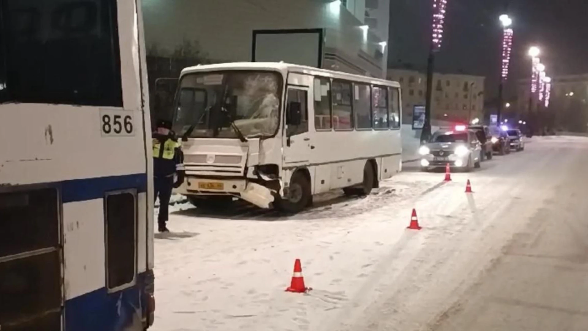 Две девушки пострадали при столкновении автобусов в Екатеринбурге