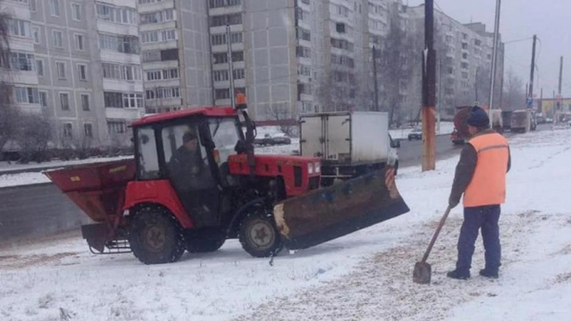 Дорожники активизировали работы в Костроме по противогололедной обработке улиц