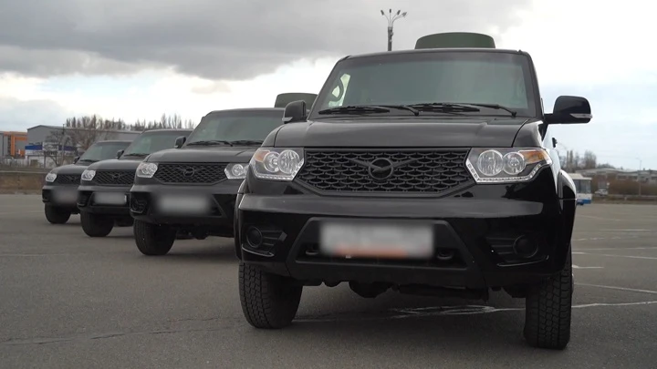 Fahren Sie. Belgorod Vyacheslav Gladkov über Panzerfahrzeuge UAZ Patriot an Grenzgemeinden übergeben