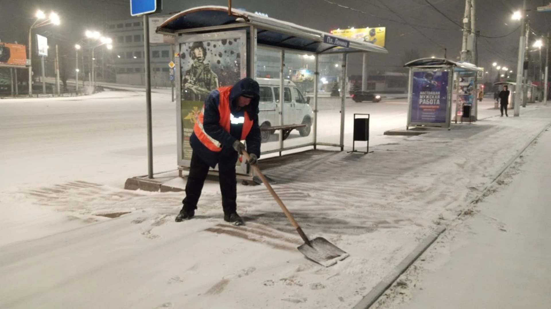 В областном центре ведутся мероприятия по уборке снега