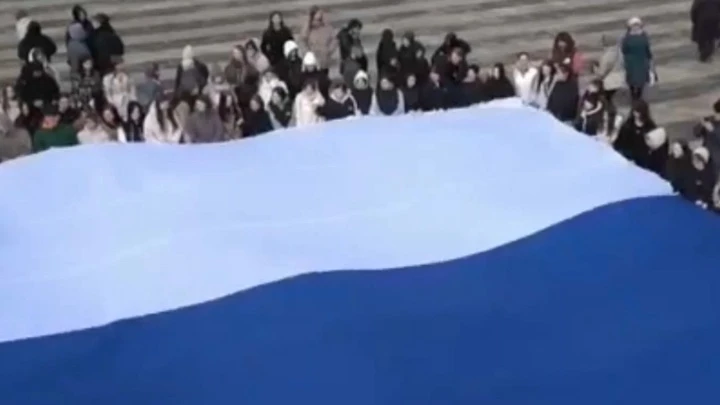 Conduce. Un enorme tricolor desplegado en Volzhsk el día de la reunificación de la Crimea con Rusia