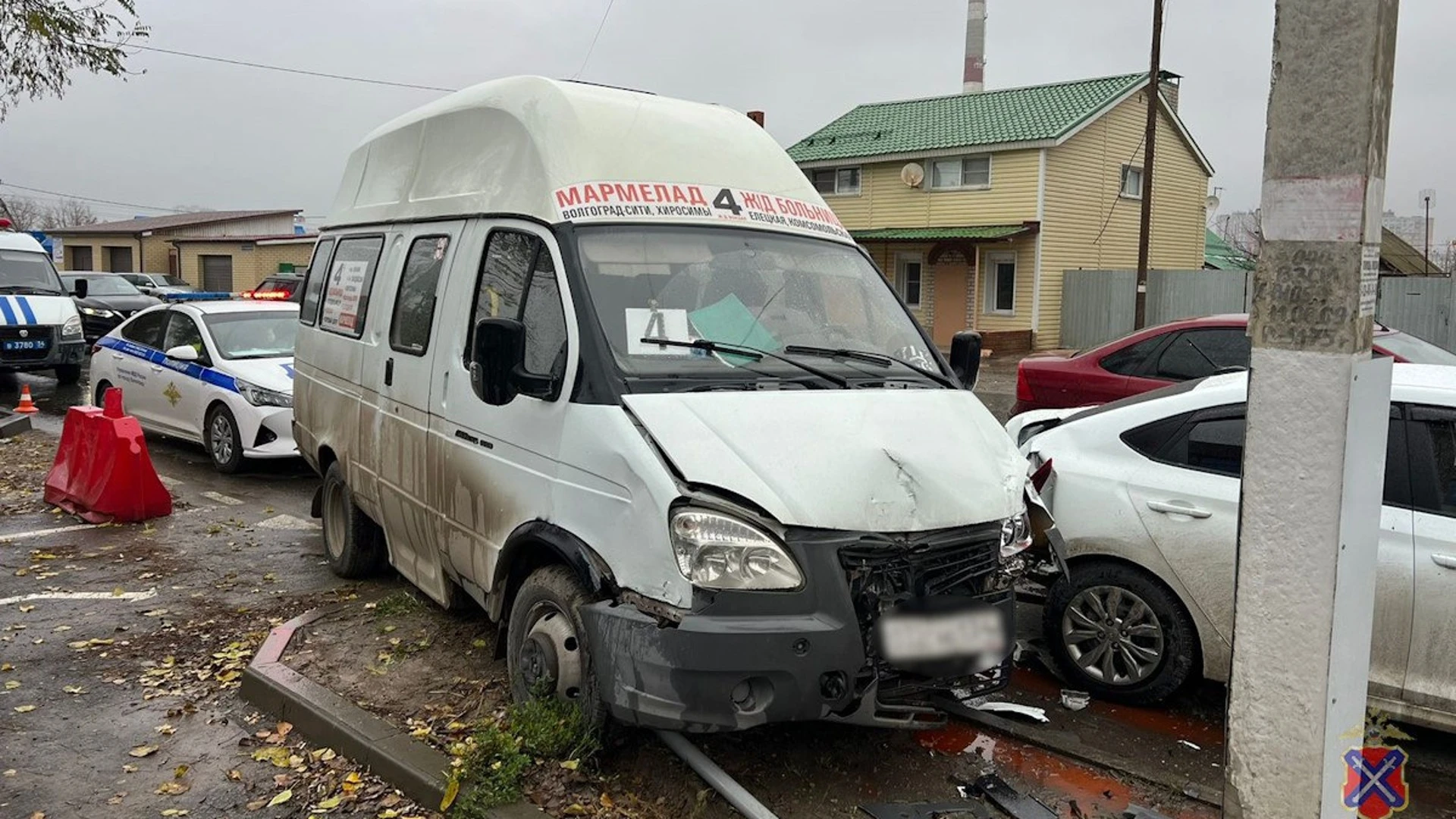 В Волгограде водитель маршрутки № 4 потерял сознание и попал в ДТП