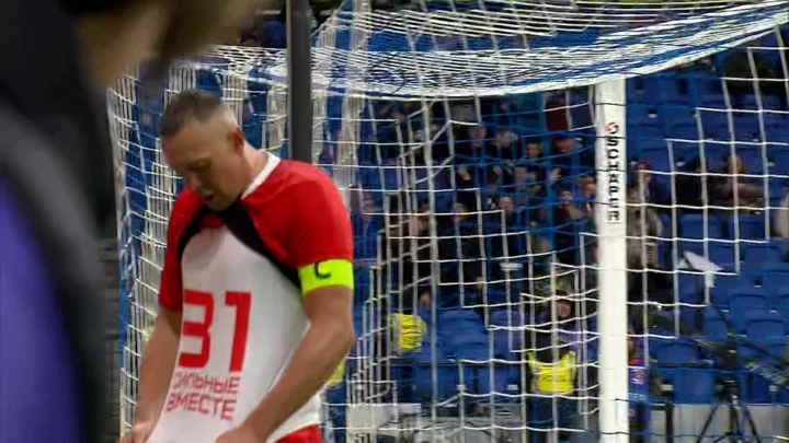 Dzyuba bemerkte den Rekord der Tore erzielt, zeigt ein T-Shirt mit der Nummer 31