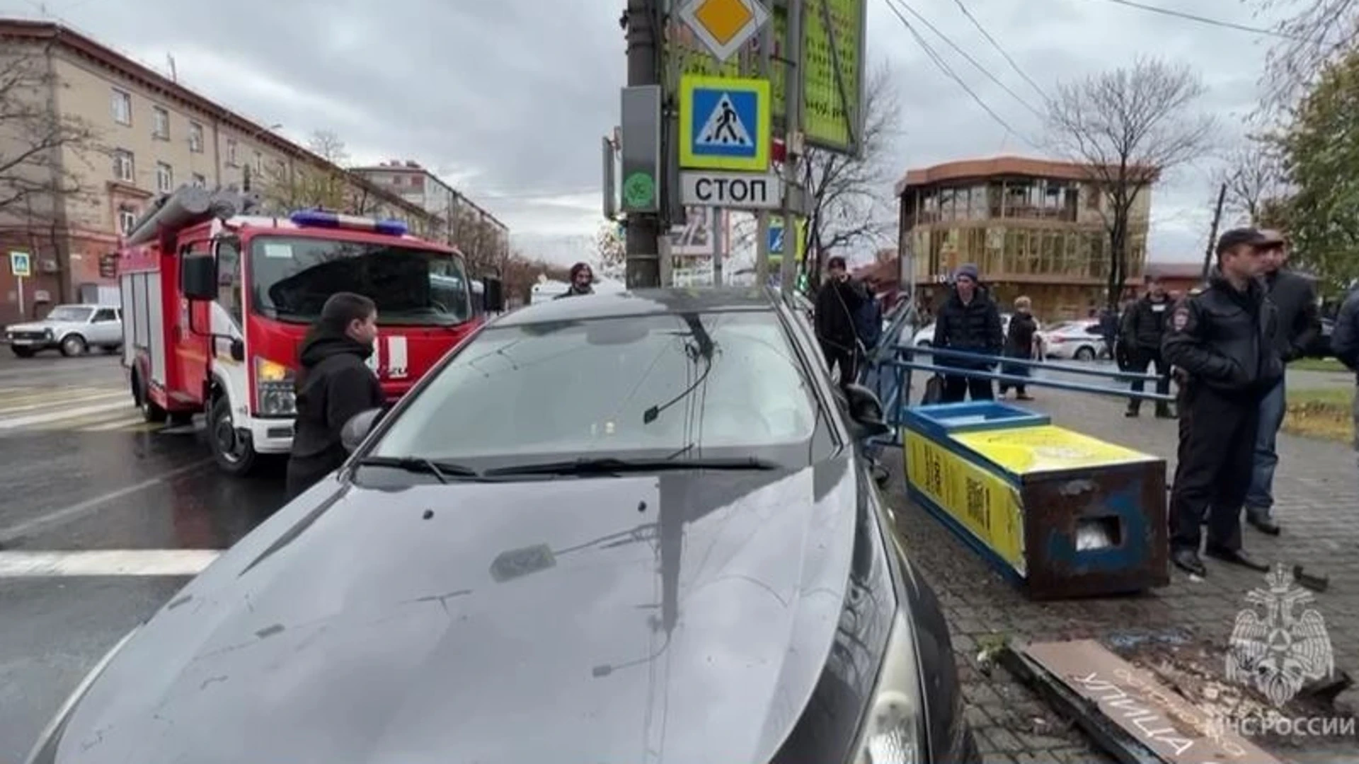 Иномарка во Владикавказе врезалась в остановку, два человека пострадали