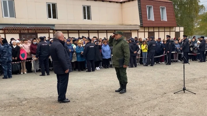 Вести. Южный Урал "Я не буду отсиживаться": в Челябинской области проводили мобилизованных