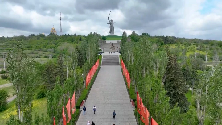 Conduce. "Luz de la Gran Victoria" iluminará los principales lugares conmemorativos en el Mamayev Kurgan en Volgograd