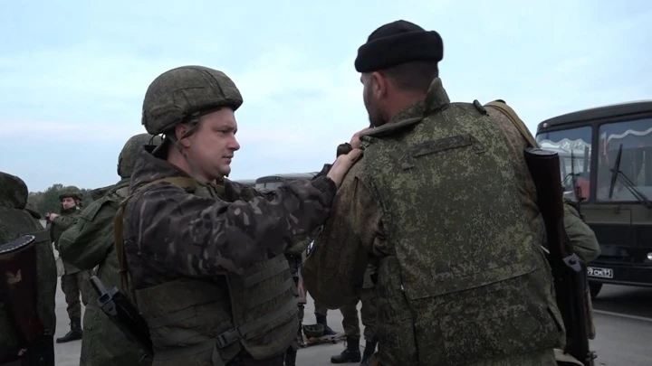 Вести. Калининград В Калининграде сегодня торжественно проводили вторую группу мобилизованных, которая отправилась за пределы области