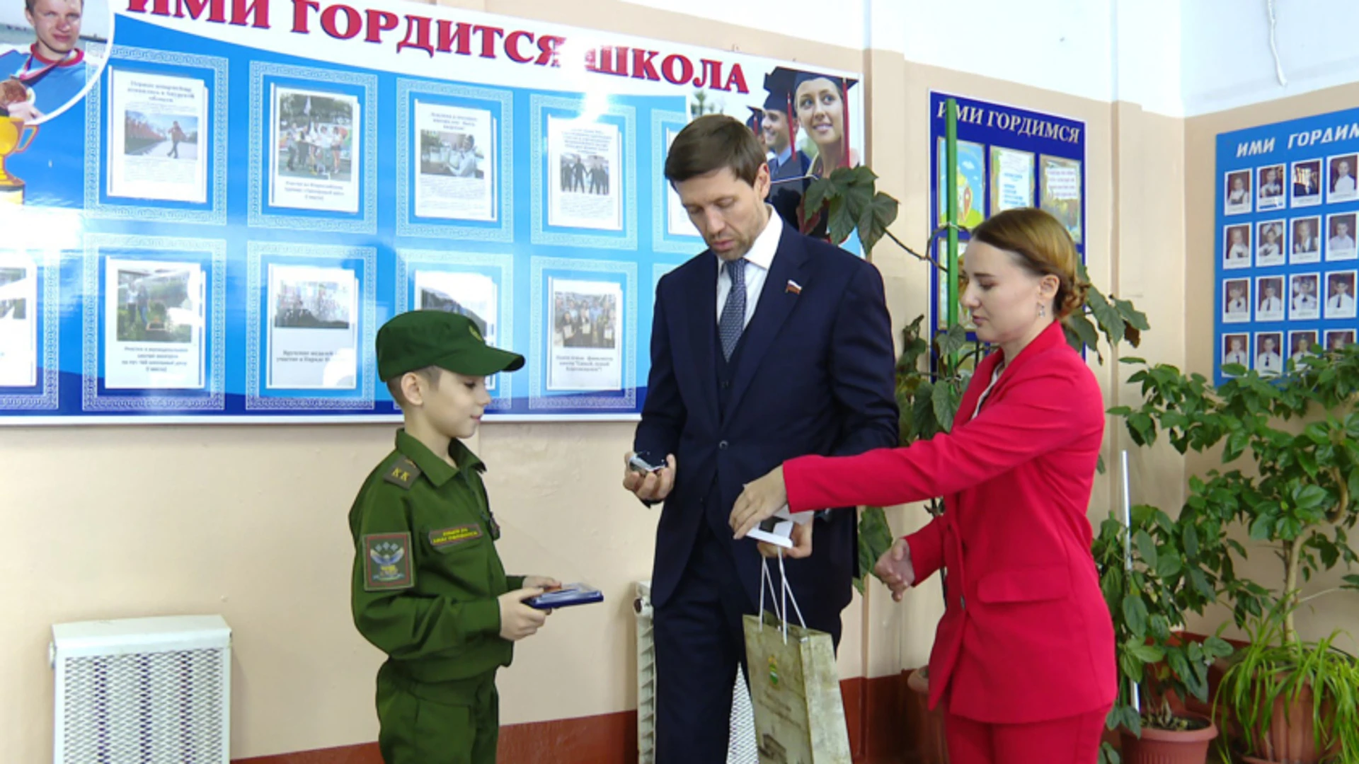 Благовещенского школьника наградили за помощь в поимке угонщика велосипеда