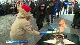 W miejscowosci Khutyn, w dzielnicy Novgorod, uroczysta ceremonia swietlenia wiecznego płomienia odbyla sie na pomniku dla zolnierzy 229. Dywizji Piechoty