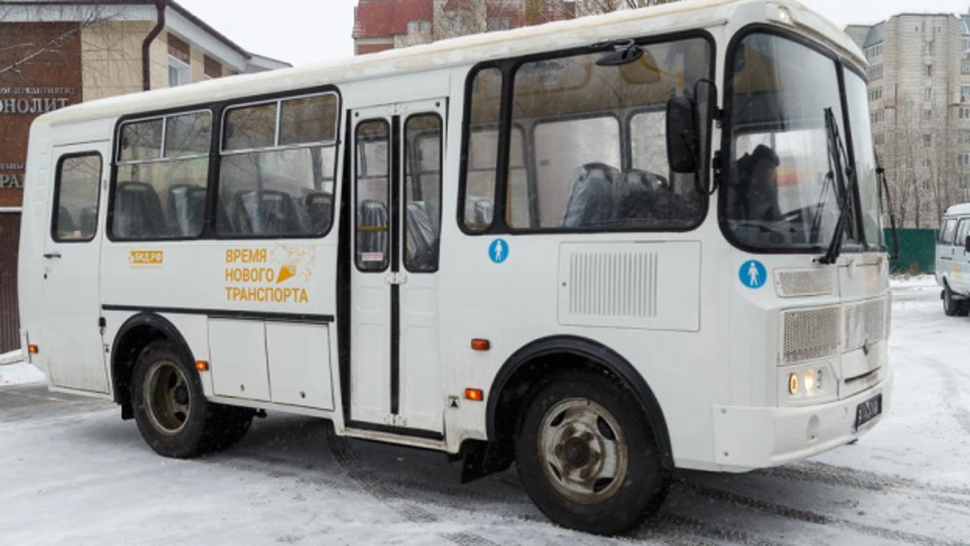 Владимир Уйба передал новые пассажирские автобусы Ижемскому и Усть-Цилемскому районам