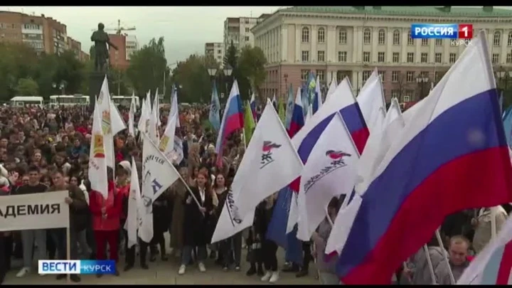 Вести-Курск Под лозунгом "Вместе с Россией" в Курске сегодня прошел митинг в поддержку результатов референдумов