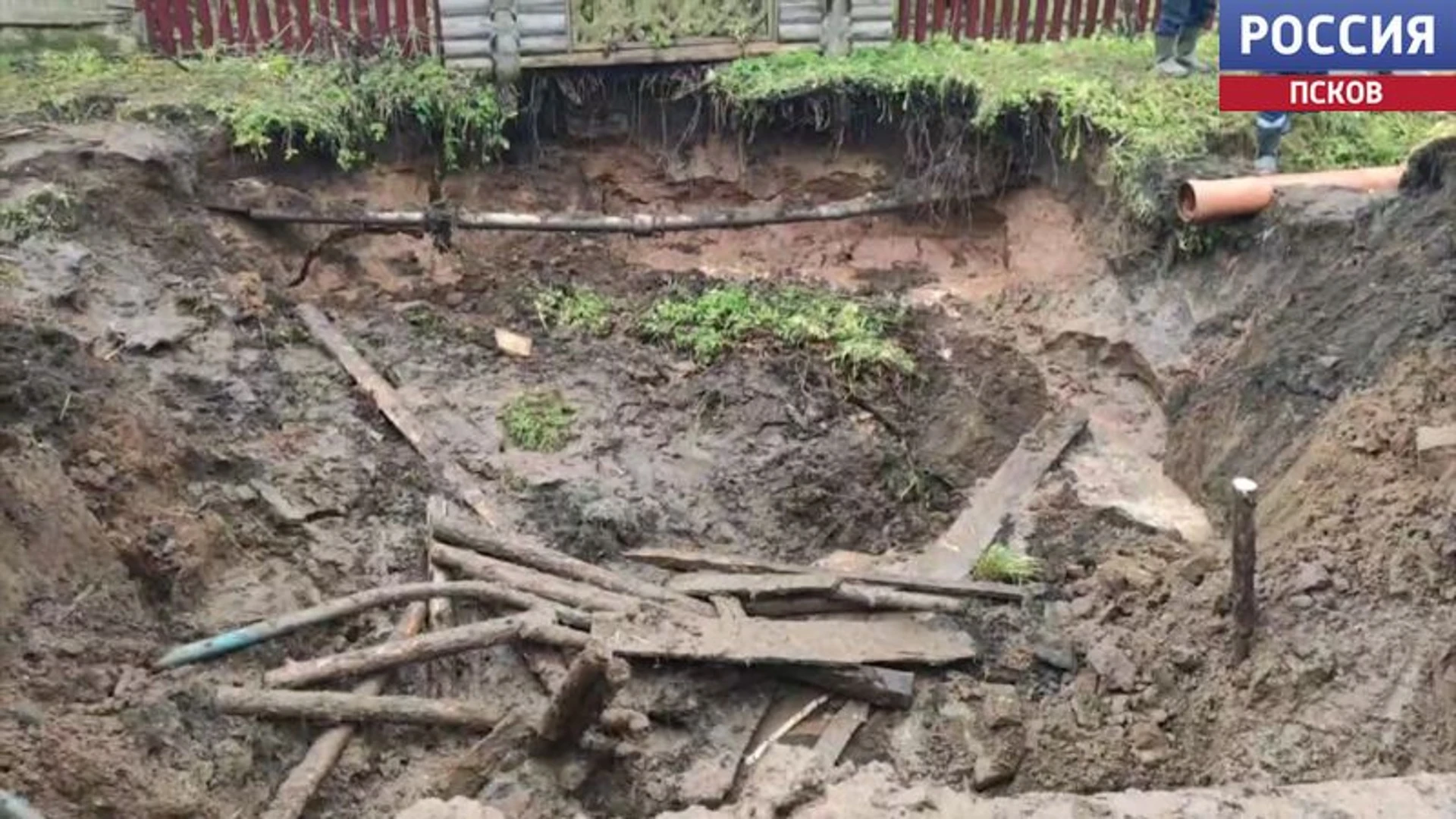 В Порхове отключили водоснабжение и перекрыли федеральную трассу из-за коммунальной аварии