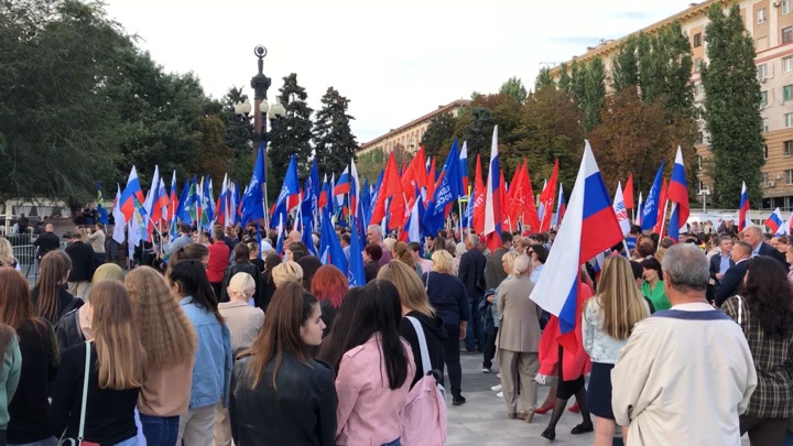 Вести. Волгоград "Дружить и жить вместе": волгоградцы вышли на митинг в честь присоединения территорий