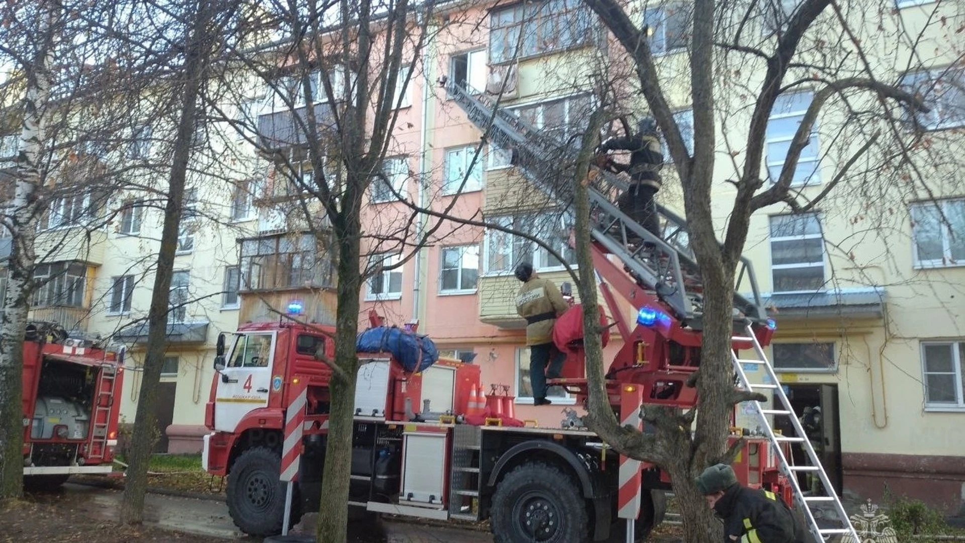 В Йошкар-Оле пожарные помогли парню выбраться из горящей квартиры на четвёртом этаже