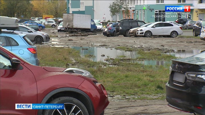 Вести. Санкт-Петербург Петербургские дворы по-прежнему заполнены припаркованными личными автомобилями