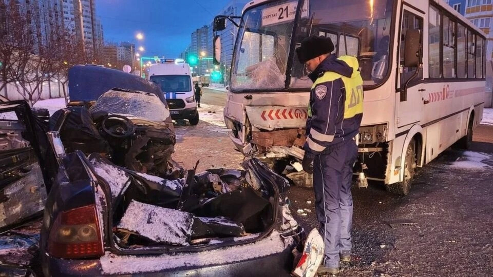 Три человека погибли в столкновении "Приоры" с автобусом