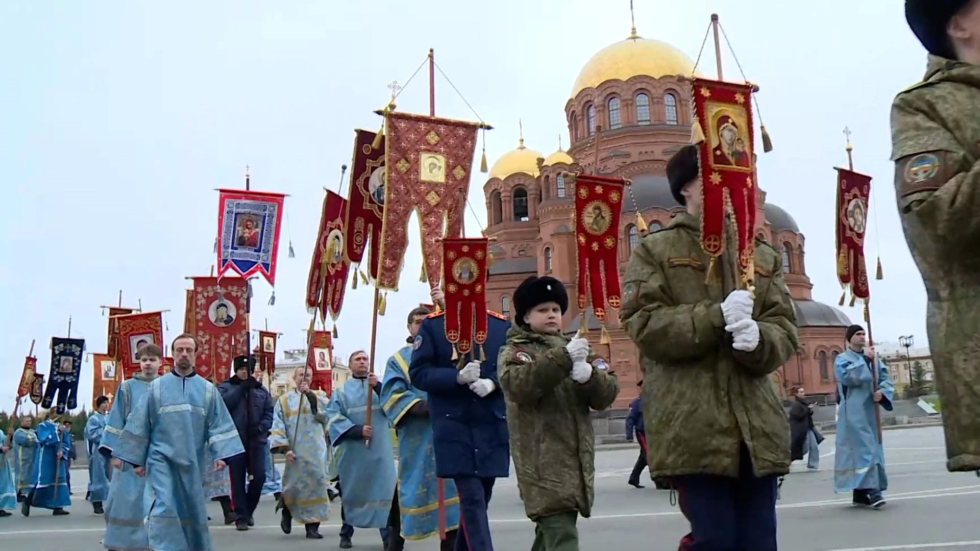 Крестный ход в День народного единства собрал почти 2000 православных волгоградцев