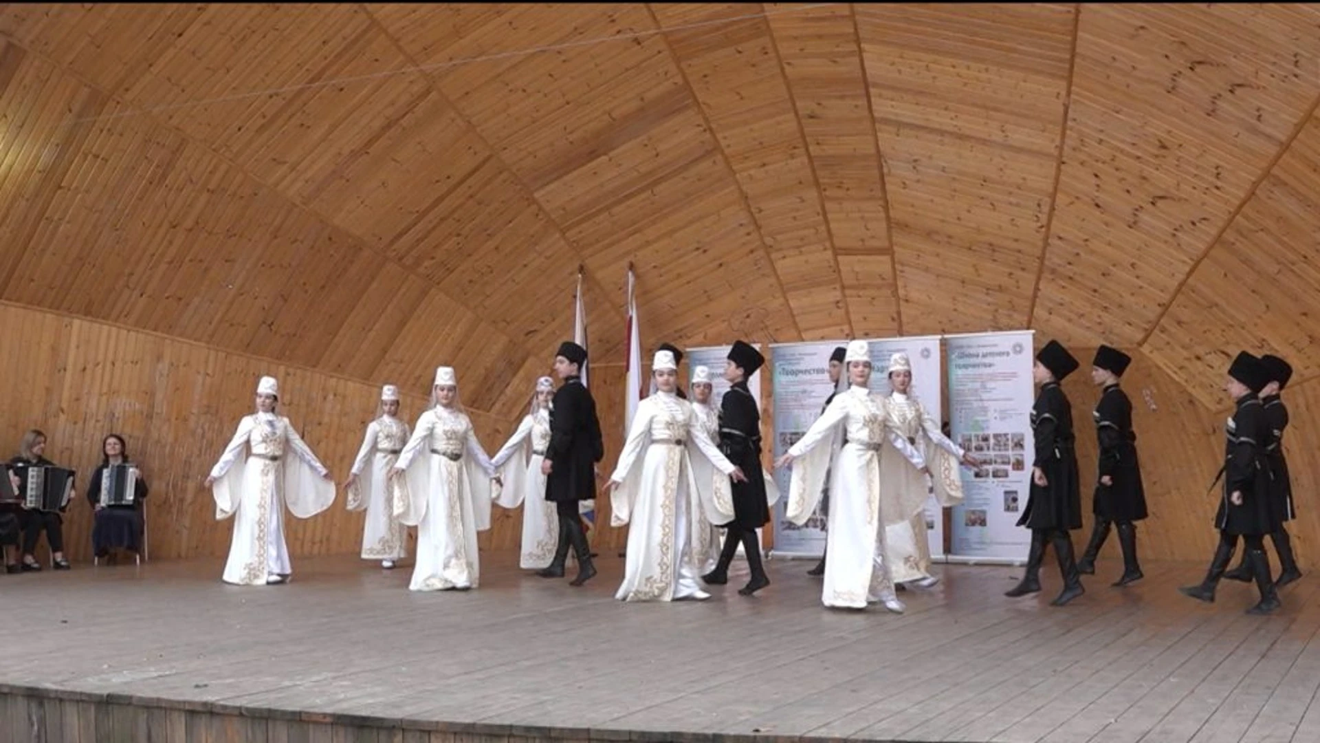 В Центральном парке культуры и отдыха имени Коста Хетагурова прошло мероприятие, посвященное Дню народного единства