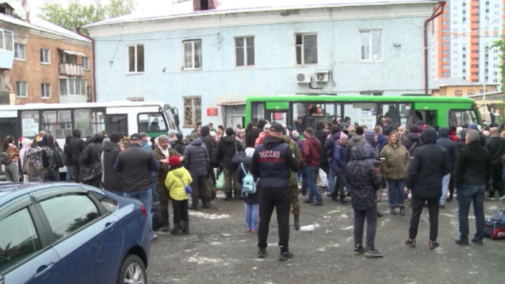 Вести. Урал Мобилизованные мужчины отправляются из Екатеринбурга в учебные центры