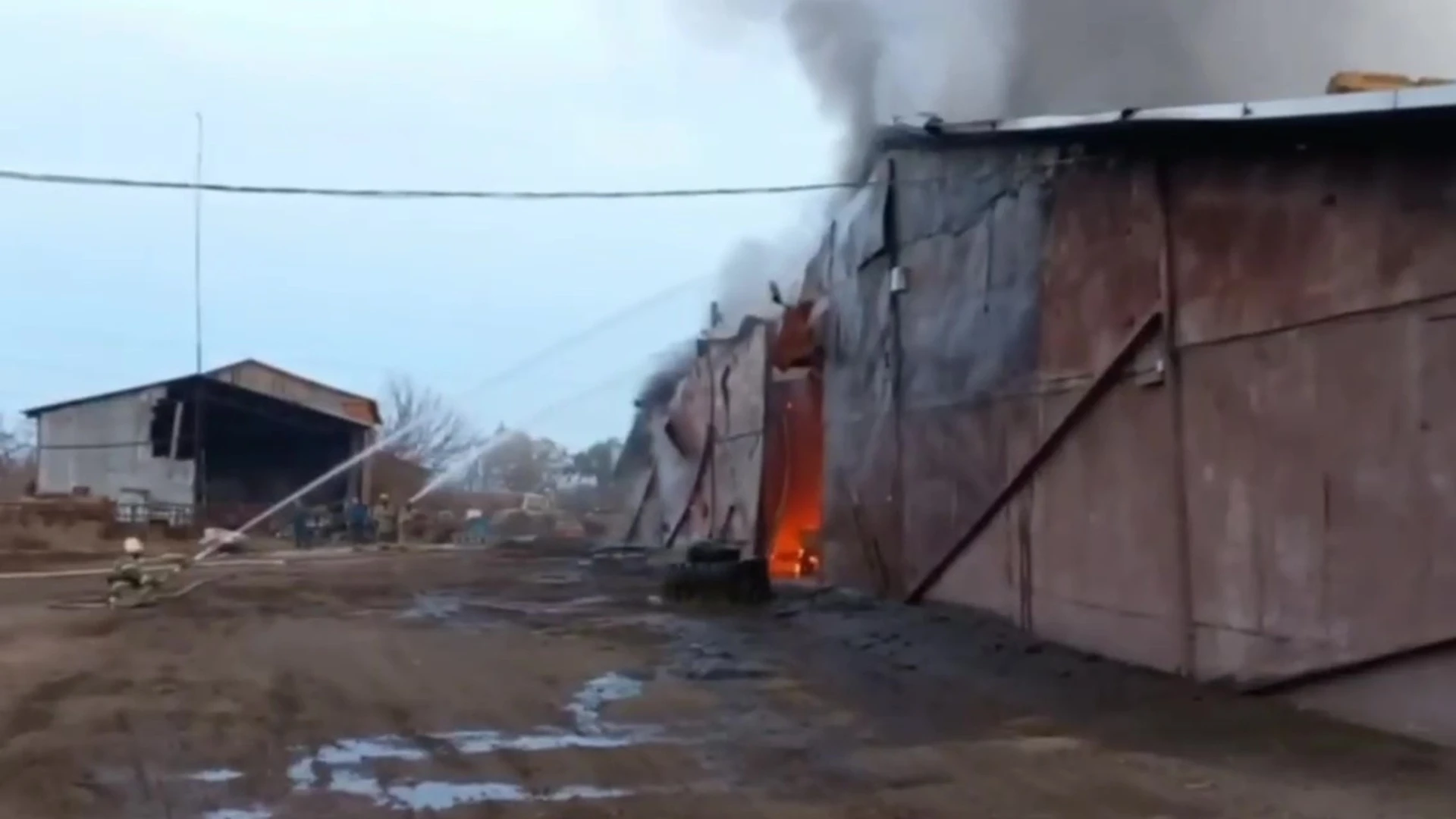 Сильный пожар вспыхнул на складе под Ейском