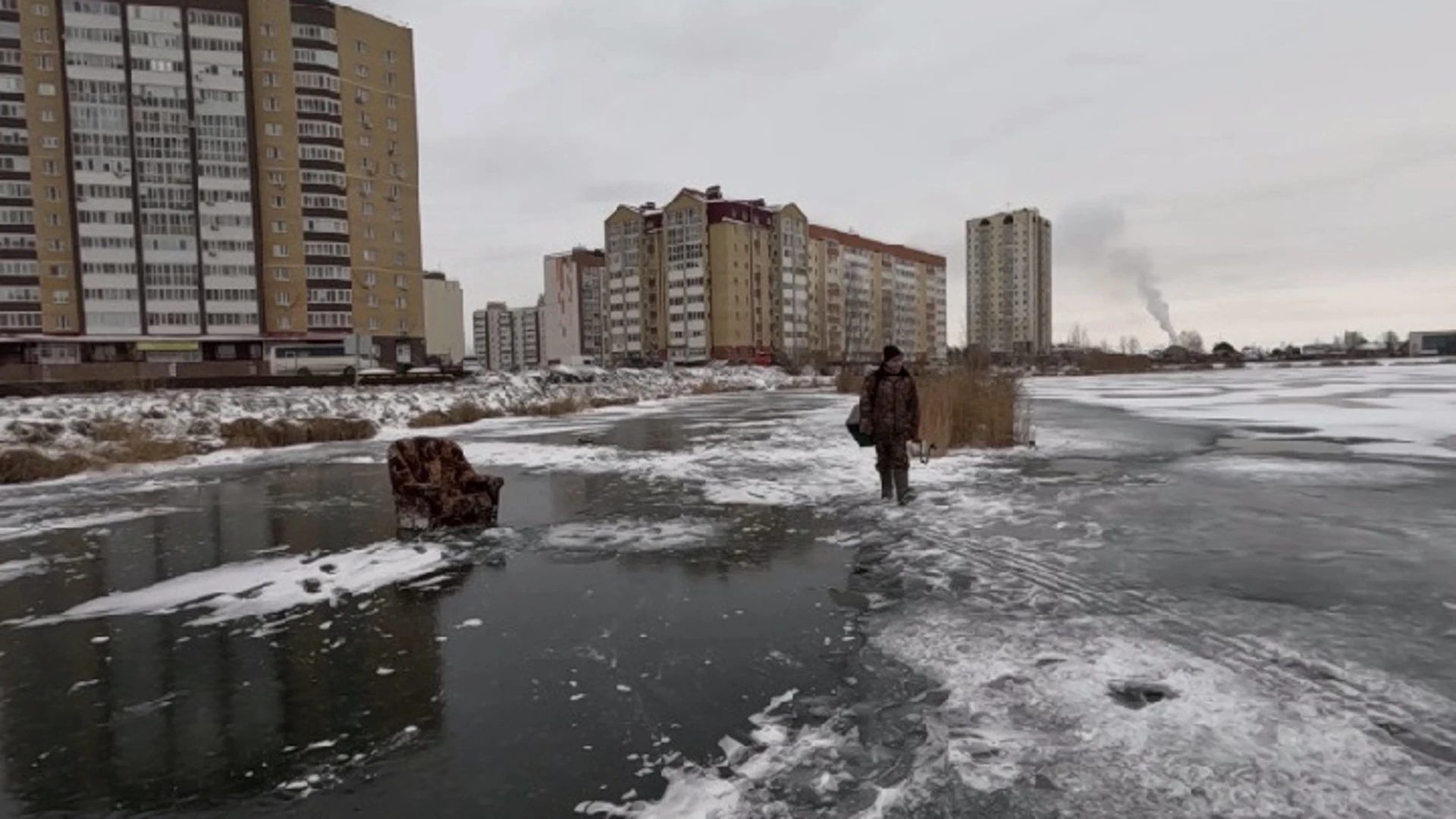 Тюменцы начали выходить на еще неокрепший лед