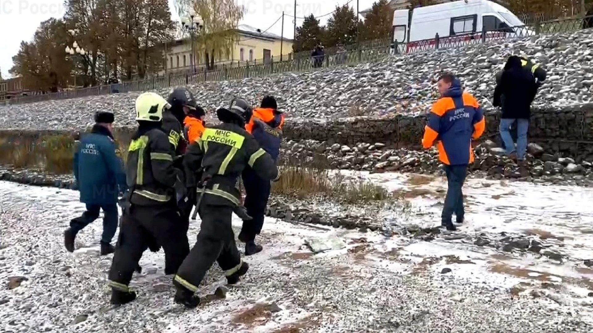 Спасатели откачивали на берегу: в Рыбинске с Волжского моста упала девушка