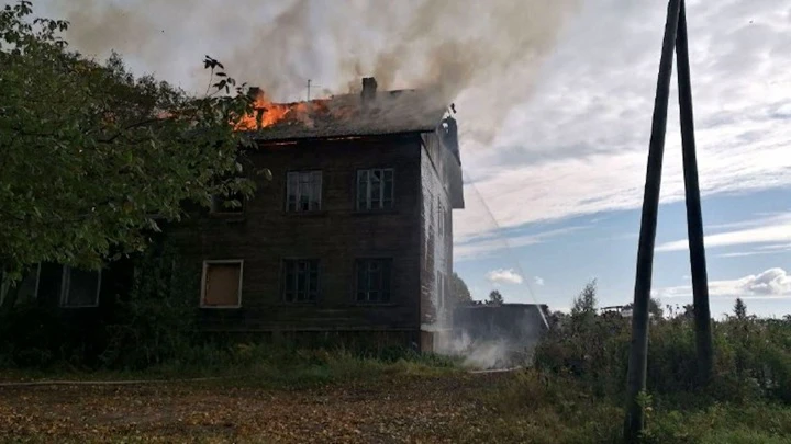 Вести Поморья В Архангельске локализован крупный пожар в двухэтажном деревянном доме на улице Доковской