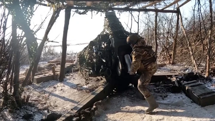 In der Belgorod Grenze Artillerie zerstört Panzerfahrzeuge und Arbeitskräfte APU