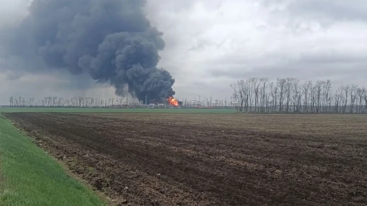 In der Region Krasnodar vergrößerte die Gruppe der Feuerwehrleute, um das Öllager zu löschen