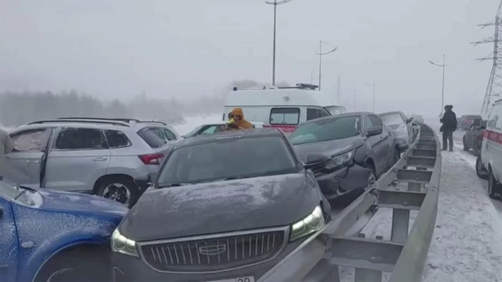 Auf der Autobahn in der Nähe von Arkhangelsk im Bereich eines Massenunfalls angesammelt etwa 100 Autos