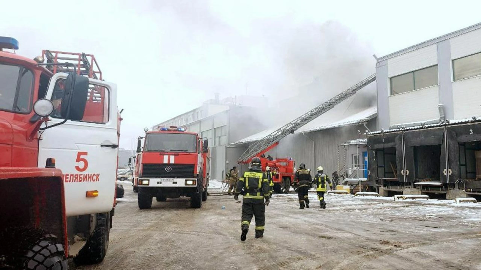 Пожар вспыхнул на крупном складе в Челябинске