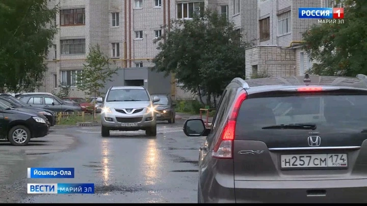 Вести. Марий Эл Водители сокращают путь по двору жилого дома в Йошкар-Оле