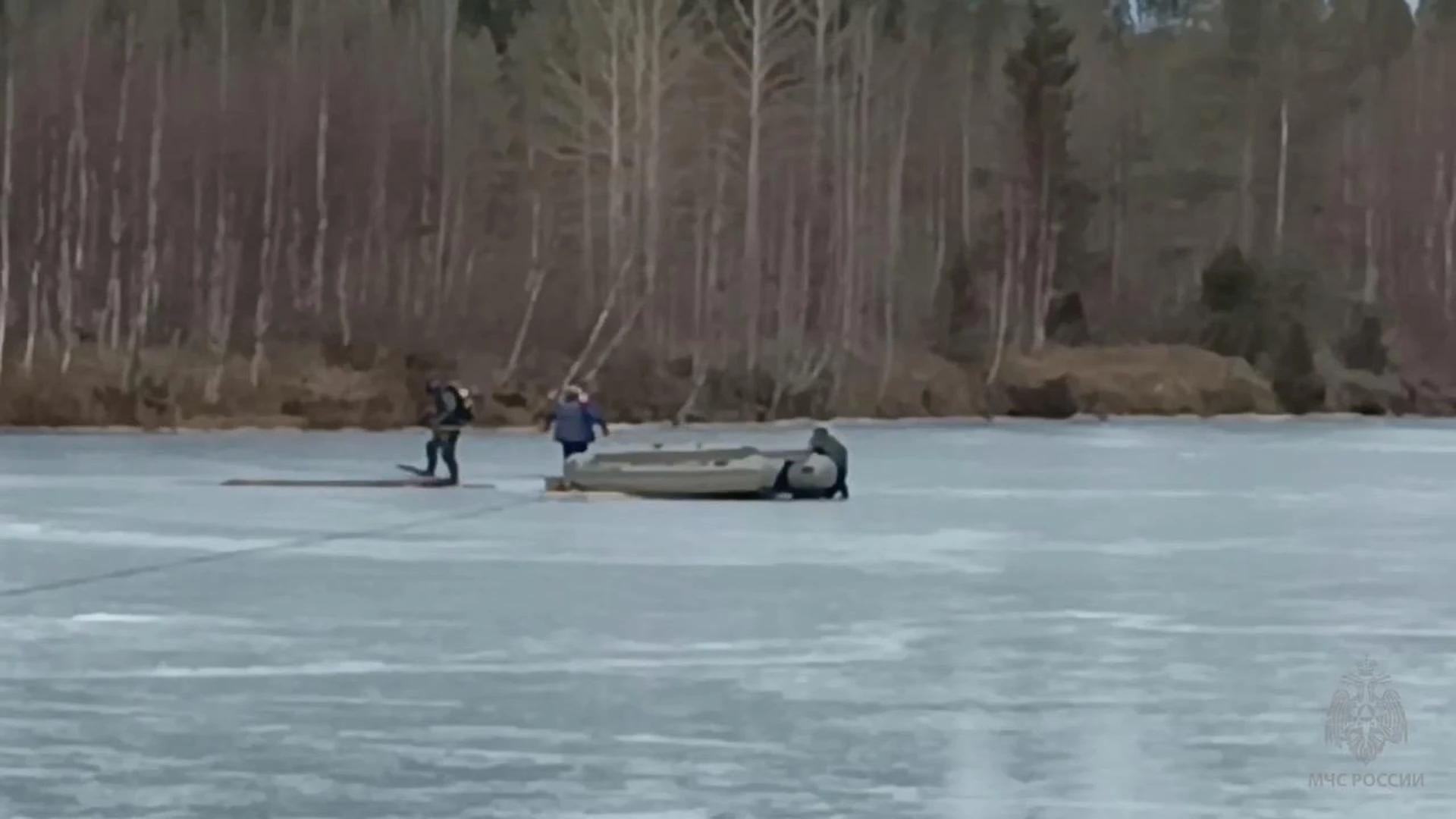 Водолазы нашли тело мальчика, провалившегося под лед в Алакуртти