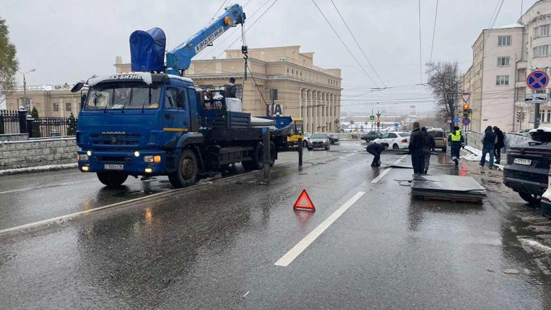 В Ижевске на два автомобиля упал груз с "КАМАЗа"