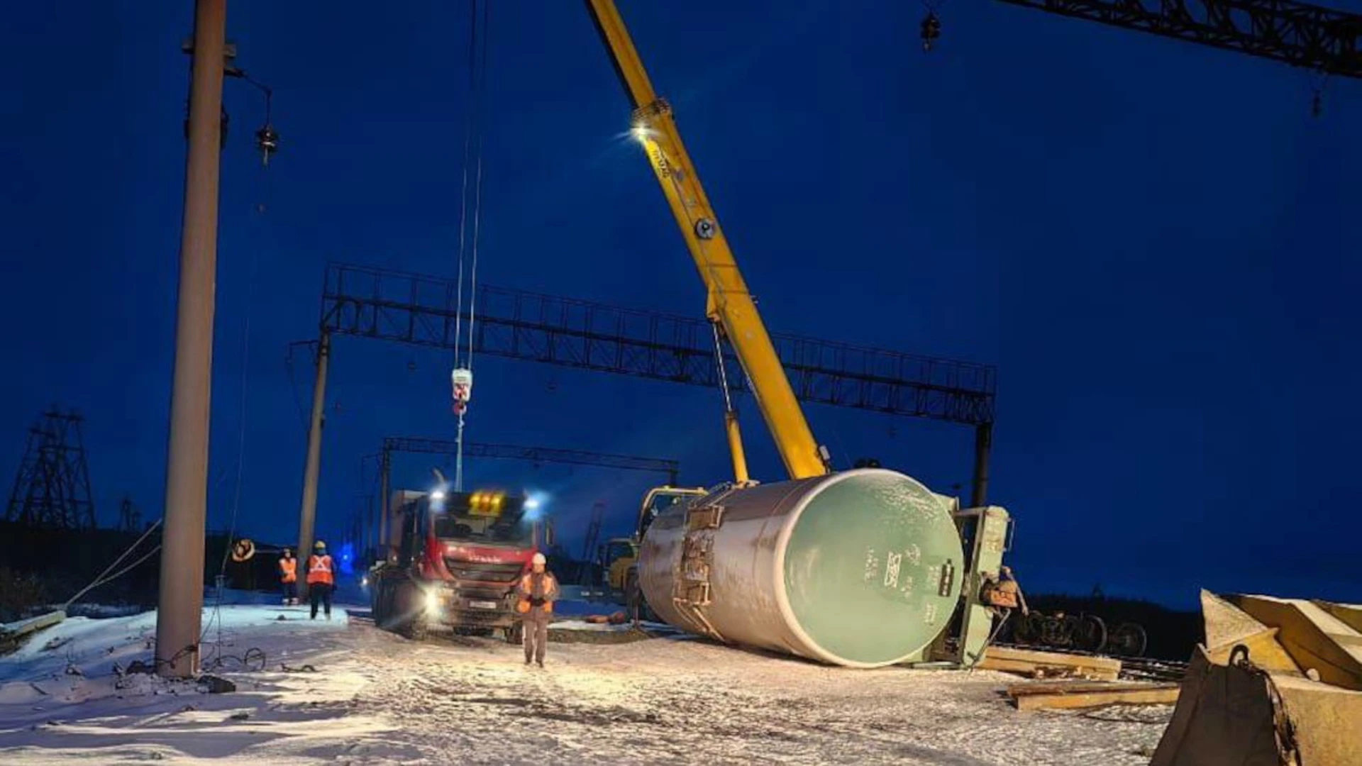 Три цистерны грузового поезда сошли с рельсов в Красноярском крае