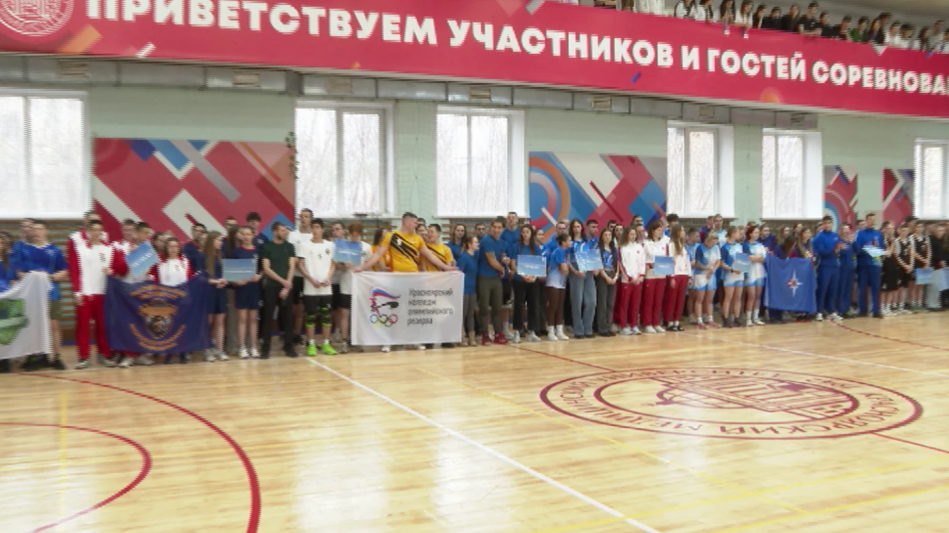 Krasnoyarsk メディカル 大学は、毎年恒例のスポーツフェスティバルの学生チームのパレードを開催しました