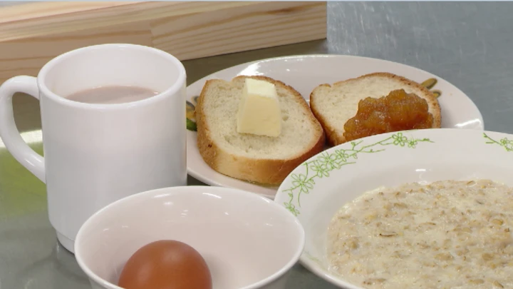 Fahren Sie. In einem von Krasnoyarsk Gymnasien, Eltern inspiziert Kinderfrühstück