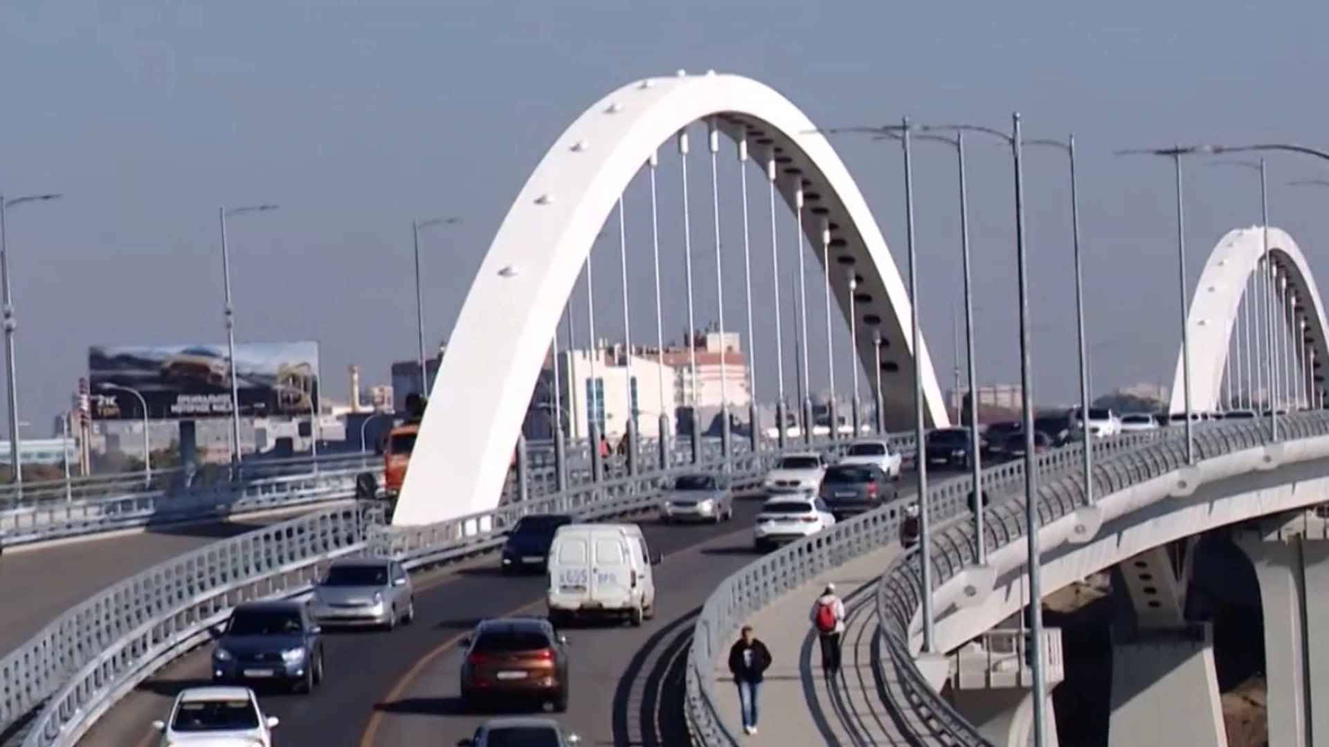 На Яблоновском мосту начали укладывать финальный слой асфальта