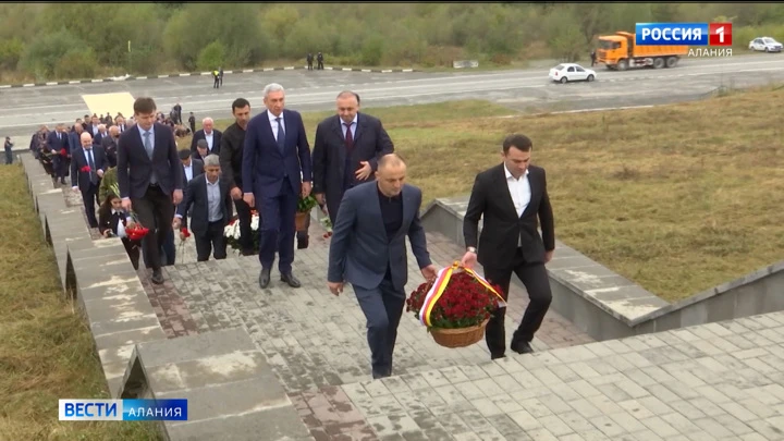 Вести. Алания Возложение цветов прошло у памятника жертвам Кармадонской трагедии