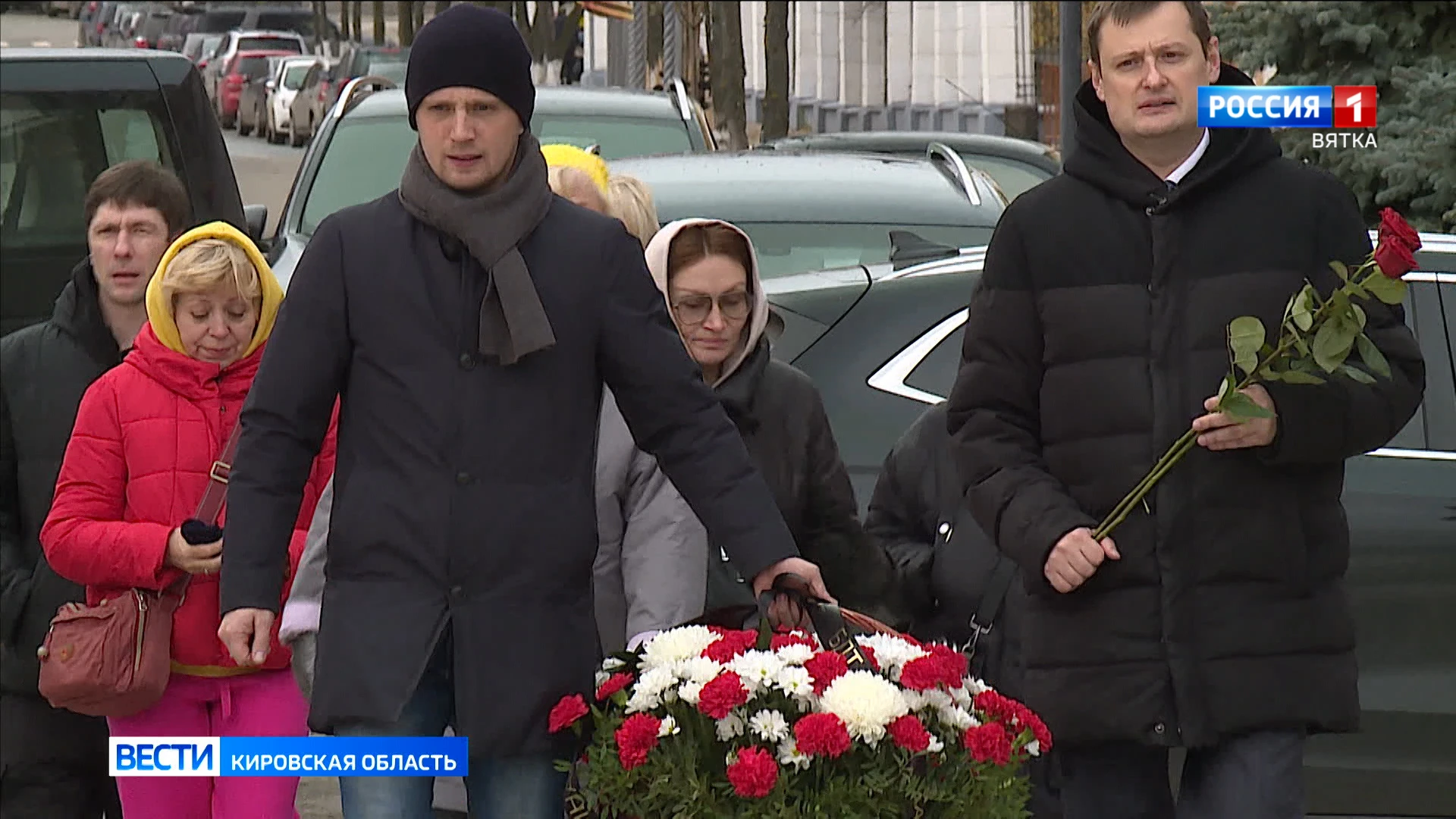 Актеры Большого драматического театра возложили в Кирове цветы