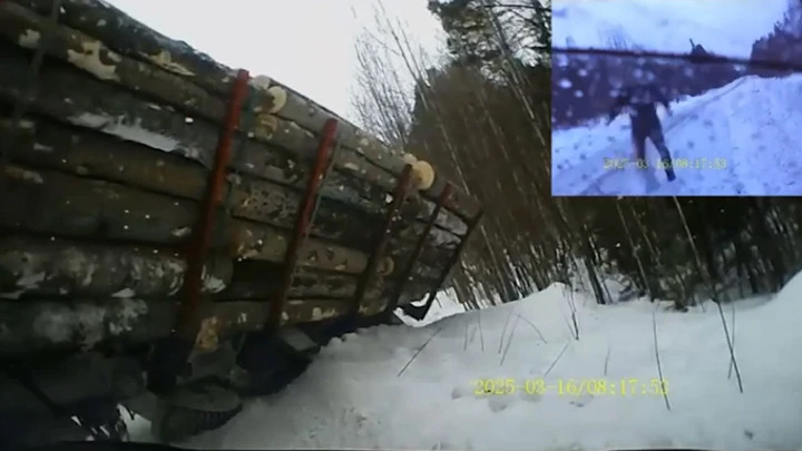 Der LKW in der Nähe von Irkutsk gefüllt mit logs Jeep, der Passagier wundersam überlebt