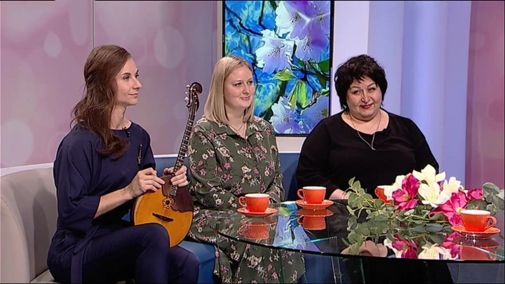 Russland Morgen. Murmansk trifft den Tag unter den Melodien von Domra