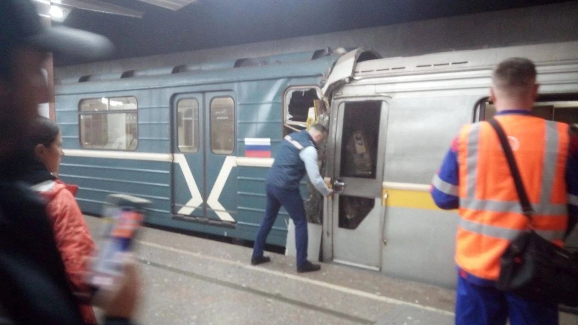 Машинист пострадал при столкновении поездов в метро