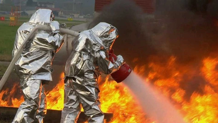 Esercizi per salvare i passeggeri dall'aereo che ha fatto un atterraggio di emergenza sono stati tenuti all'aeroporto di Sochi