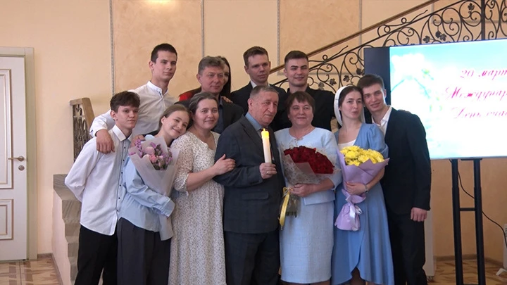 Vesti - Amur region Half-century anniversary was noted by the well-known in Blagoveshchensk family Svetlichny, who raised 11 children