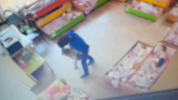 Sul video è stato difficile il trattamento con i bambini dell'insegnante di asilo a Krasnodar