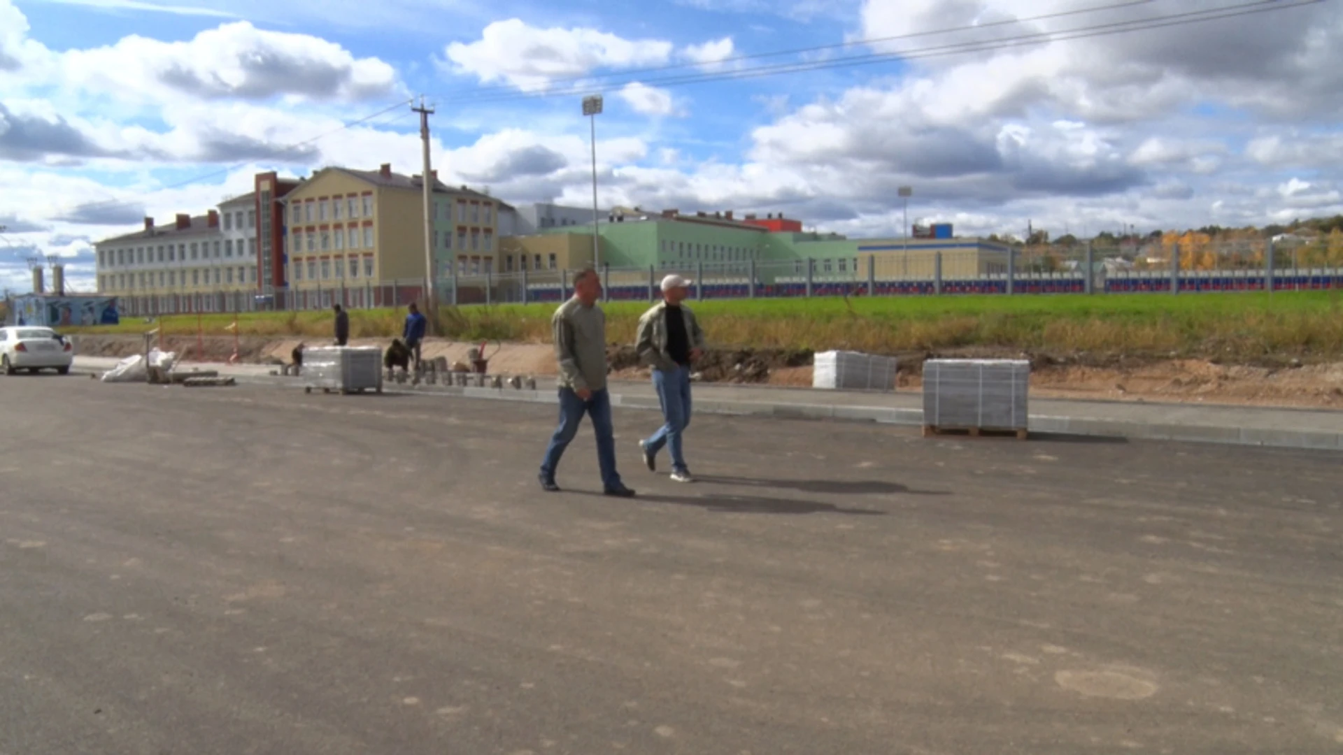 В Благовещенске завершается асфальтирование дороги рядом с новой школой