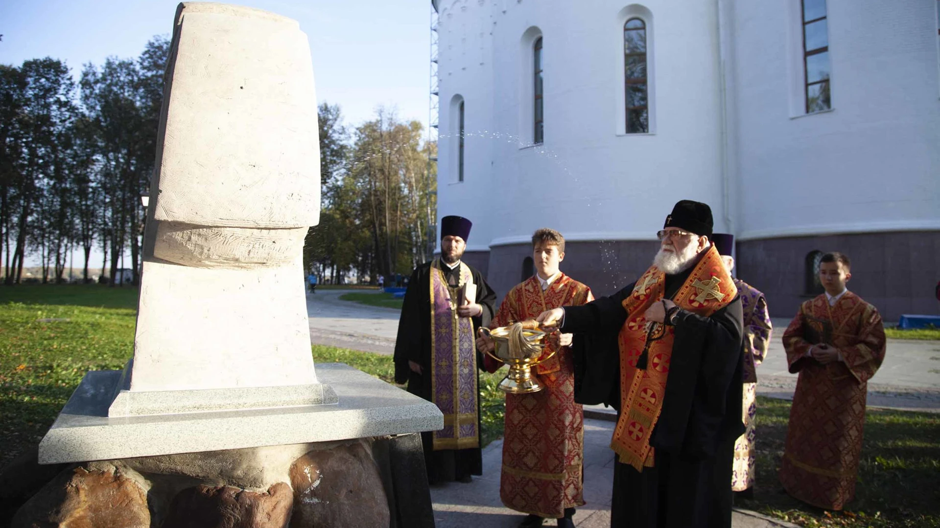 В Ярославле валуны из фундамента древнего Успенского собора вернулись на Стрелку