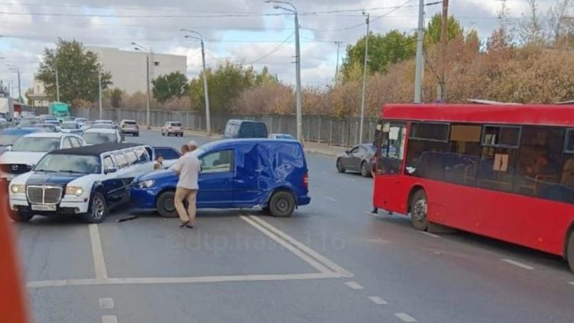 В Казани столкнулись легковушка, лимузин и автобус