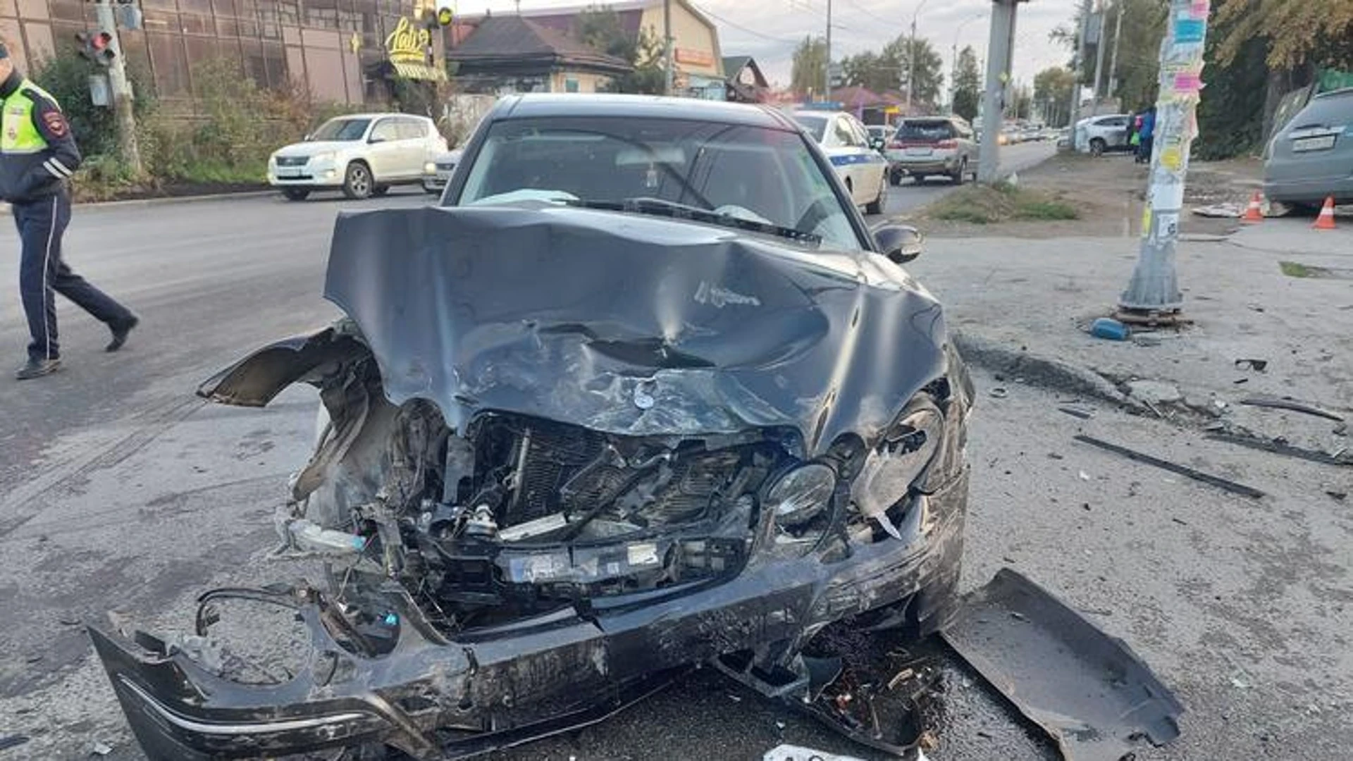 В Новосибирске автомобиль снес металлический забор стройплощадки после аварии